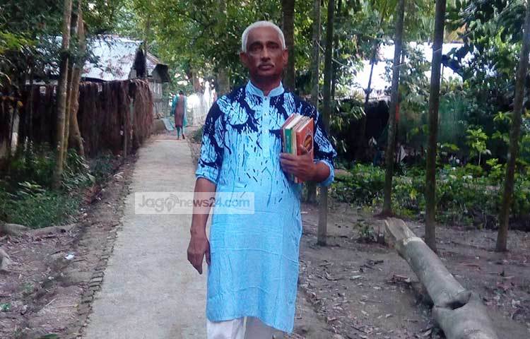 এভাবে তিনি প্রতিদিন বই নিয়ে ছুটে যান পাঠকের সন্ধানে। ছবি : হাসান মামুন