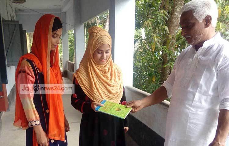 বইবন্ধু আ. লতিফ খসরু জানান, তার এই কার্যক্রমের মাধ্যমে এলাকায় পাঠকদের মধ্যে বই পড়ার আগ্রহ সৃষ্টি হবে। ছবি : হাসান মামুন