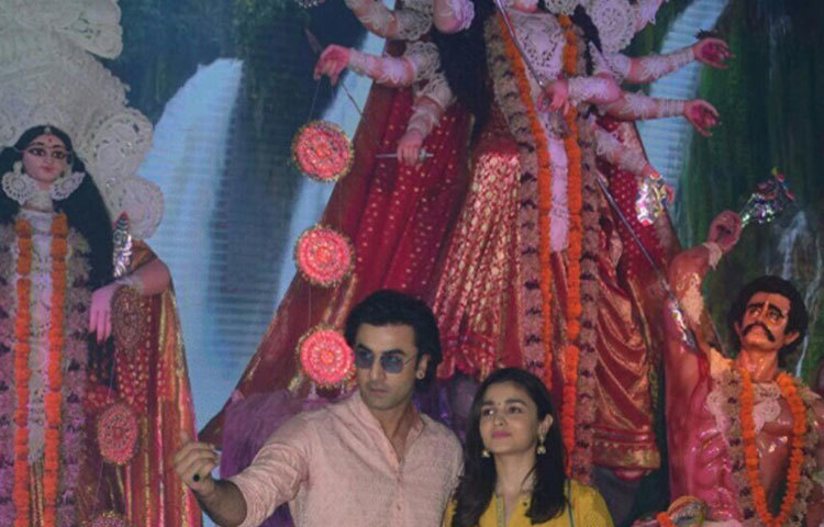 মণ্ডপে রণবীর ও আলিয়া তাদের ফ্যানেদের সঙ্গে ছবি তোলার আবদার মেটাচ্ছেন।