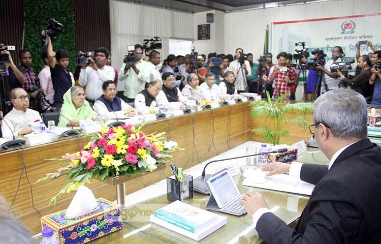 প্রধান নির্বাচন কমিশনার (সিইসি) কেএম নুরুল হুদা আওয়ামী লীগের সঙ্গে সংলাপকালে বর্তমান সরকারের ভূয়সী প্রশংসা করেন। ছবি : বিপ্লব দিক্ষিৎ