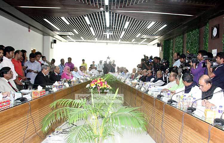 সিইসির সভাপতিত্বে এ মতবিনিময় সভায় অন্যান্য নির্বাচন কমিশনাররা ছাড়াও ইসির ভারপ্রাপ্ত সচিব উপস্থিত ছিলেন। ২১ সদস্য বিশিষ্ট আওয়ামী লীগের নেতৃত্ব দেন দলের সাধারণ সম্পাদক ওবায়দুল কাদের। ছবি : বিপ্লব দিক্ষিৎ