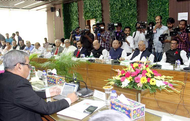 সংলাপকালে সিইসি বলেন, এই সরকার যুদ্ধাপরাধীদের বিচার করছে এবং বেশ কয়েকজনের রায়ও কার্যকর করেছে। ছবি : বিপ্লব দিক্ষিৎ