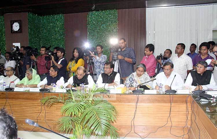 বুধবার রাজধানীর আগারগাঁওস্থ নির্বাচন ভবনে নির্বাচন কমিশনের (ইসি) সঙ্গে আওয়ামী লীগের মতবিনিময় সভার অনুষ্ঠিত হয়। ছবি : বিপ্লব দিক্ষিৎ