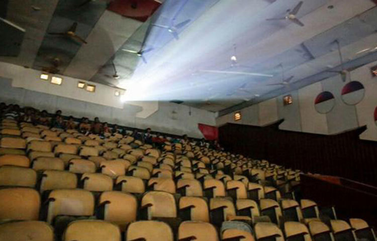 ব্যবসা নেই চলচিচ্চত্রে : ছবিটি ঢাকার ‘গীত’ সিনেমা হলের। এখন প্রতি শোতেই প্রায় দর্শকশূন্য থাকে হল। এভাবে চলতে থাকলে ব্যবসা চালানো সম্ভব হবে না।