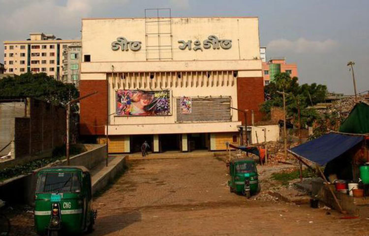 বন্ধ হলো ‘গীত’ ও ‘সঙ্গীত’ : ঢাকার ধোলাইপাড় এলাকায় অবস্থিত ‘গীত’ ও ‘সঙ্গীত’ সিনেমা হল। গত প্রায় দশ বছর ধরে ধুকে ধুকে চলার পর এ বছর রোজার আগেই বন্ধ করা হচ্ছে হল দুটি।
