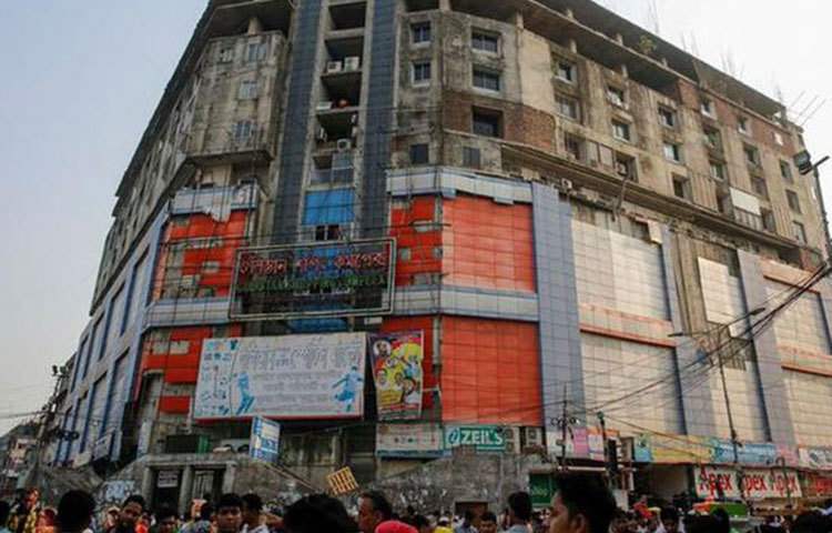 সিনেমা হলের জায়গায় মার্কেট কমপ্লেক্স : ২০০১ সাল থেকে দেশে সিনেমা হল বন্ধের হিড়িক শুরু হয়। ঢাকার ‘গুলিস্তান’ ও ‘নাজ’ সিনেমা হল ভেঙে নির্মাণ করা হয় মার্কেট কমপ্লেক্স।