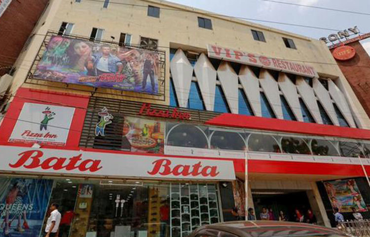 টিকে থাকার কৌশল : ঢাকায় যে কয়টি হল টিকে আছে, তার মধ্যে মিরপুরের ‘সনি’ সিনেমা হল একটি। দীর্ঘ দিন লোকসান দিয়ে হলটি টিকিয়ে রেখেছেন এক সময়ের চলচ্চিত্র পরিচালক মোহাম্মদ হোসেন। এই কমপ্লেক্সে কিছু বাণিজ্যিক প্রতিষ্ঠান থাকায় লোকসান দিয়েও চালানো সম্ভব হচ্ছে হলটির কার্যক্রম।