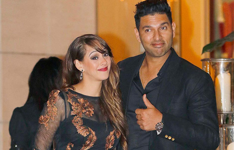 ভারতীয় জাতীয় দলের তারকা ক্রিকেটার যুবরাজ সিং নিজে শিখ ধর্মাবলম্বী। তার স্ত্রী হ্যাজেল কিচ খ্রিষ্টান। বিয়ের পরে স্বামীর ধর্ম গ্রহণ করে হ্যাজেলের নতুন নাম গুরবসন্ত কউর।