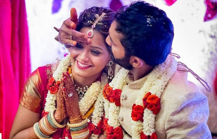 দীনেশ কার্তিক একজন হিন্দু। তিনি ২০১৫ সালে বিয়ে করেন খ্রিষ্ট ধর্মাবলম্বী স্কোয়াশ তারকা দীপিকা পাল্লিকলকে। এটি দীনেশের দ্বিতীয় বিবাহ।