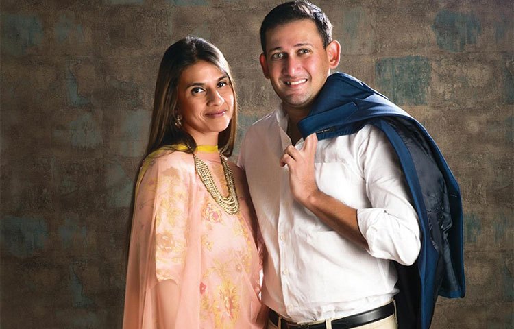 অজিত আগরকর নিজে একজন মারাঠি ব্রাহ্মণ। তিনি বিয়ে করেন মুসলিম মেয়ে ফতিমাকে।