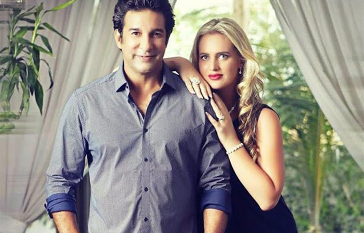 প্রথম স্ত্রী হুমার মৃত্যুর পর ২০১১ সালে অস্ট্রেলিয়ায় গিয়ে সানিয়েরার সঙ্গে আলাপ হয় ওয়াসিম আকরামের। তারপর ২০১৩ সালে আকরাম-সানিয়েরার বিয়ে সম্পন্ন হয় লাহোরে।