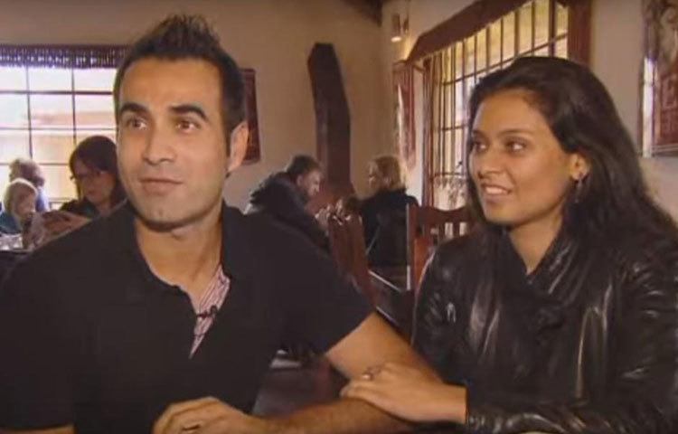 পাক বংশোদ্ভূত ইমরান তাহির সুদূর দক্ষিণ আফ্রিকায় বিয়ে করেন ভারতীয় বংশোদ্ভূত সুমেইয়া দিলদারকে। যুব পর্যায়ে পাকিস্তানের হয়ে দক্ষিণ আফ্রিকায় খেলতে গিয়ে প্রেমে পড়ে যান হিন্দু ধর্মাবলম্বী সুমেইয়ার। তার পর স্ত্রীর সঙ্গে থাকবেন বলে দক্ষিণ আফ্রিকার জাতীয় দলের হয়ে অংশ নেন তাহির।