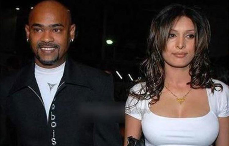 তারকা ক্রিকেটার বিনোদ কাম্বলির দ্বিতীয় স্ত্রীর নাম আন্দ্রেয়া, যিনি ধর্মসূত্রে একজন খ্রিষ্টান। আন্দ্রেয়াকে বিয়ে করার পর কাম্বলিও খ্রিষ্ট ধর্ম গ্রহণ করেন।