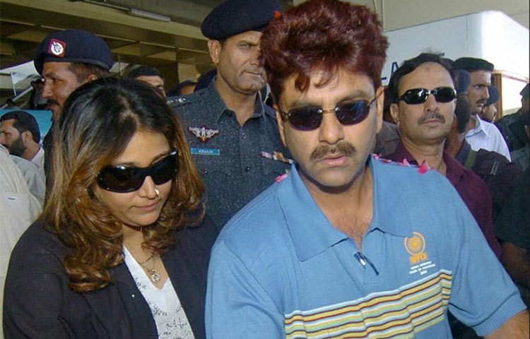 মারাঠি ব্রাহ্মণ মনোজ প্রভাকর প্রথম স্ত্রীকে ডিভোর্স দিয়ে বিয়ে করেন মুসলিম ধর্মাবলম্বী অভিনেত্রী ফারহিন্দ খানকে। চার বছর ফারহিন্দের সঙ্গে ঘর করার পর ফের প্রথম স্ত্রীর কাছে ফিরে যান মনোজ।