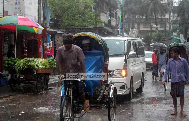 সকাল থেকে বৃষ্টি হওয়ার কারণে রাজধানীবাসীর স্বাভাবিক জীবনযাত্রা ব্যাহাত হচ্ছে। পশ্চিম রামপুরা থেকে বৃষ্টিভেজা রাজধানীর ছবি ক্যামেরাবন্দি করেছেন আলোকচিত্রী বিপ্লব দিক্ষিৎ