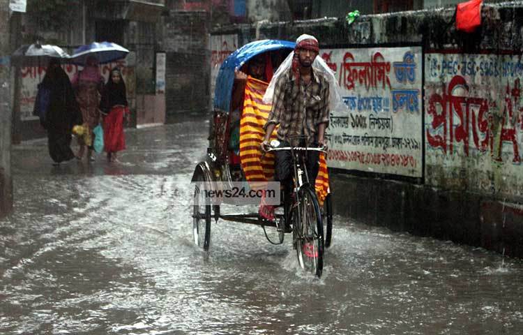 বৃষ্টি উপেক্ষা করে জরুরি কাজের জন্য অনেকে বাইরে বের হয়েছেন। ছবি : বিপ্লব দিক্ষিৎ
