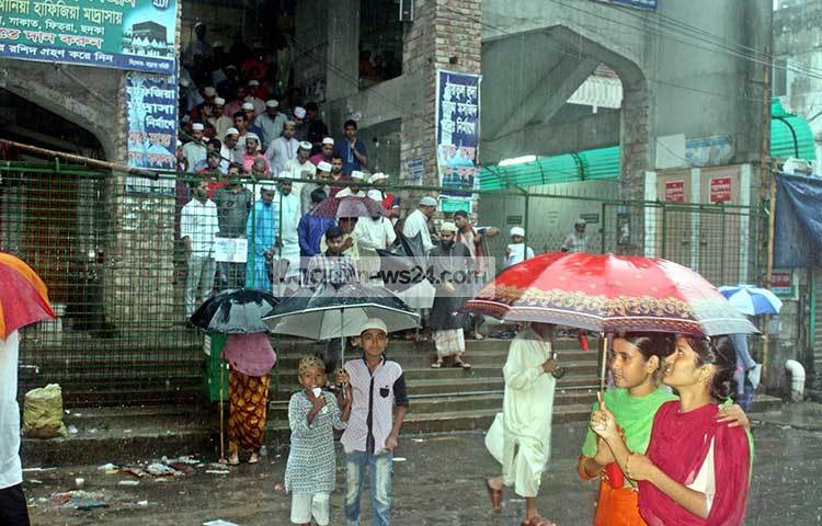 বৃষ্টি থেকে বাঁচতে সবার হাতে হাতে ছাতা। ছবি : বিপ্লব দিক্ষিৎ