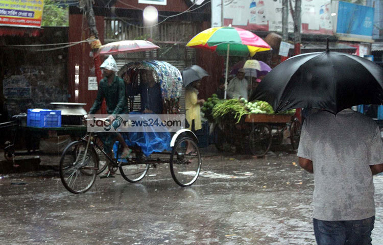জীবনের প্রয়োজনে ভ্যানের সবজির বাজারে চলছে কেনাকাটা। ছবি : বিপ্লব দিক্ষিৎ