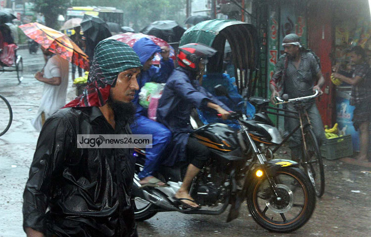 বৃষ্টিতে ভিজে একাকার হয়ে গেছেন শহরের এই মানুষেরা। ছবি : বিপ্লব দিক্ষিৎ