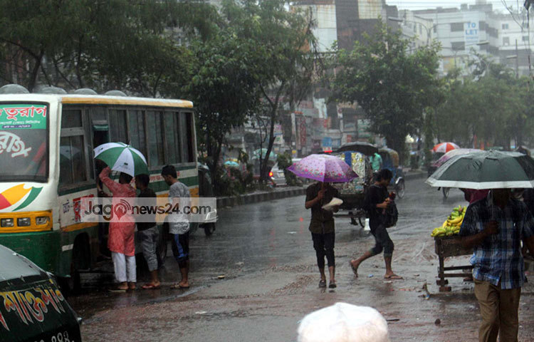 বিরামহীন বৃষ্টি কর্মস্থলগামী মানুষকে ভোগান্তির মধ্যে ফেলেছে। ছবি : বিপ্লব দিক্ষিৎ