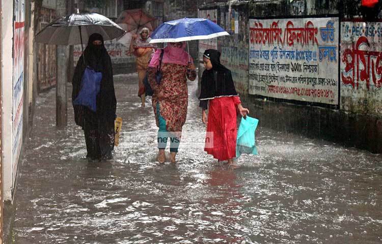 রাজধানীর অনেক রাস্তা ও গলি বৃষ্টির পানিতে ডুবে গেছে। ছবি : বিপ্লব দিক্ষিৎ