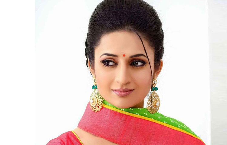 দিব্যাঙ্কা : তিনি ভারতের মধ্যপ্রদেশের ভোপালের মেয়ে। ‘বনু ম্যায় তেরি দুলহান’ ও ‘ইয়ে হ্যায় মহব্বতে’ ধারাবাহিকে অভিনয়ে করে নজর কেড়েছেন দিব্যাঙ্কা। প্রতি পর্বে অভিনয়ের জন্য এ অভিনেত্রীর পারিশ্রমিক ৮০ হাজার থেকে ১ লাখ টাকা।