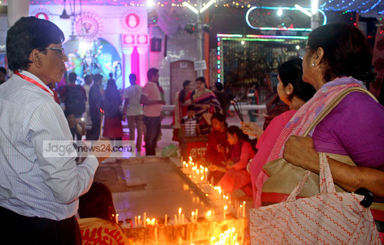 আনন্দঘন পরিবেশে গতকাল সন্ধ্যায় রমনা কালী মন্দিরে দীপাবলি উৎসব পালিত হয়েছে। ছবি : বিপ্লব দিক্ষিৎ