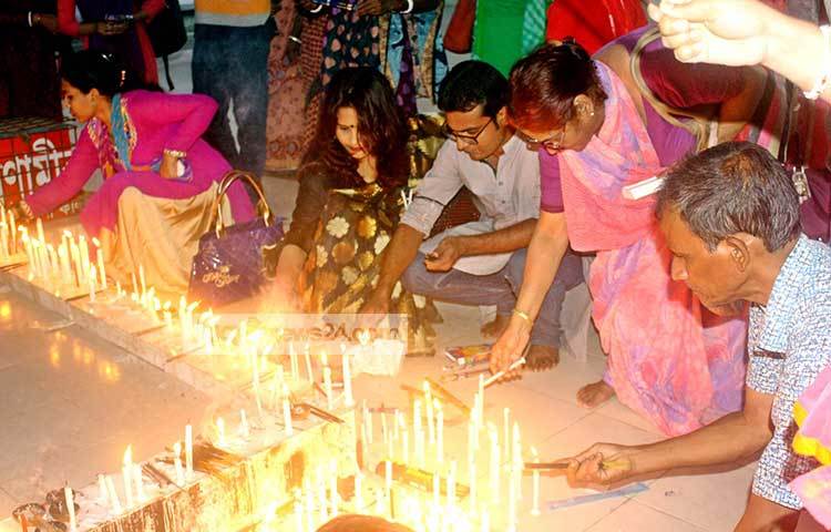 এই দিন সনাতন সম্প্রদায়ের মানুষেরা ঘরে ঘরে ছোট মাটির প্রদীপ জ্বালেন।