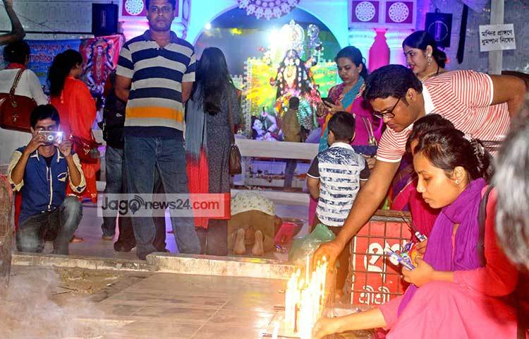 এই প্রদীপ জ্বালানো অমঙ্গল বিতাড়নের প্রতীক। ছবি : বিপ্লব দিক্ষিৎ