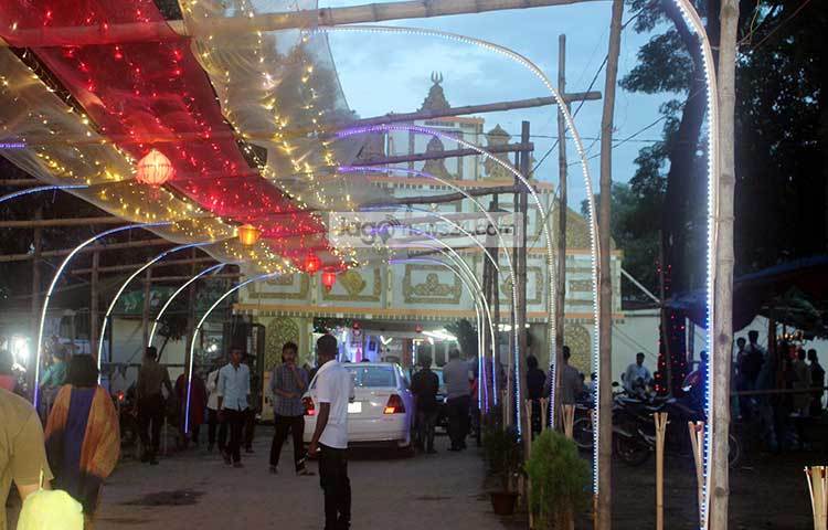 দীপাবলি উৎসবকে ঘিরে সাজানো হয় মন্দিরের গেট। ছবি : বিপ্লব দিক্ষিৎ