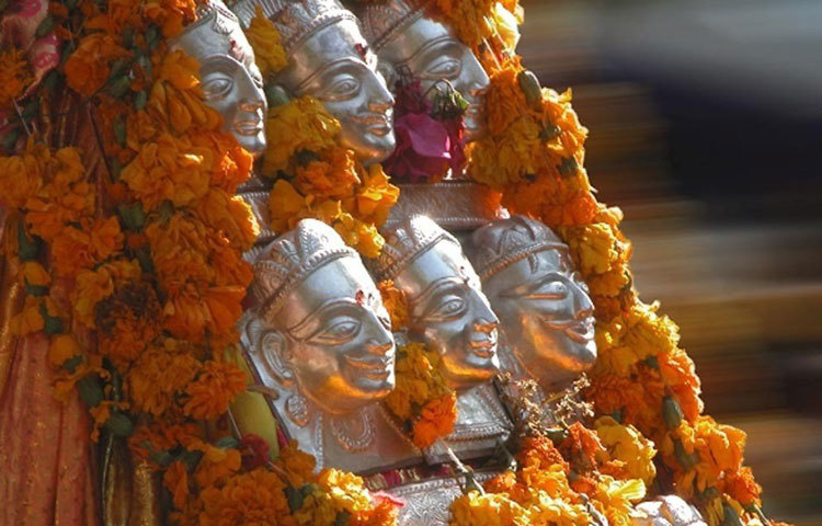 কুল্লু দসেরা : হিমাচল প্রদেশের কুলু উপত্যকায় উদযাপিত হয় কুল্লু দসোরা। প্রতি বছর রথ যাত্রার দিন রঘুনাথের মূর্তি স্থাপিত হয়। বিজয়া দশমীর দিন রাবন বধের মাধ্যমে পালিত হয় অশুভ শক্তির নাশ।