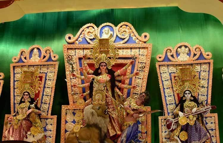 কলেজ স্কয়ারের প্রতিমা