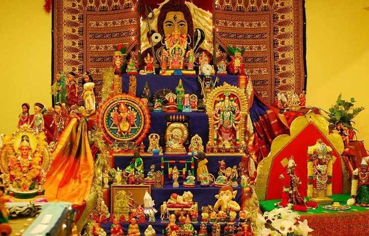 বোম্মাই কলু : তামিলনাড়ু, কর্নাটক ও অন্ধ্রপ্রদেশে দসোরার দিন বোম্মাই কলু স্ত্রী আচার পালন করা হয়। ছোট ছোট পুতুল দিয়ে সাজিয়ে গ্রাম্য লোকাচার ও বিবাহের গল্প বলা হয়। থাকে ছোট ছোট দেবতা মূর্তিও।