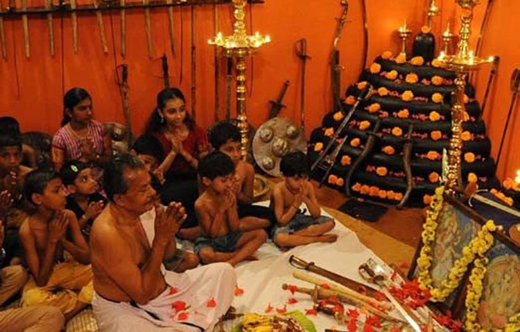 আয়ুধ পূজা : তামিলনাড়ু, কেরালা, কর্নাটক ও অন্ধ্রপ্রদেশে নবরাত্রীর নবম দিন আয়ুধ পূজা করা হয়। সন্ধিপূজায় মা চামুন্ডেশ্বরীর হাতে মহিষাসুর নিধনের পর অস্ত্রের আর কোনো প্রয়োজন নেই। তাই এই দিন সেই অস্ত্রশস্ত্রের উপাসনা করা হয় আয়ুধ পুজোর মাধ্যমে।