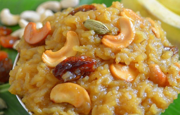 সরস্বতী পূজা : কেরালা, কর্নাটক ও তামিল নাড়ুতে দুর্গাষ্টমীর দিন সরস্বতী বা গায়ত্রী দেবীর আরাধনা করা হয়। কেরালায় এই উৎসব পূজাবাইপু নামে পরিচিত।