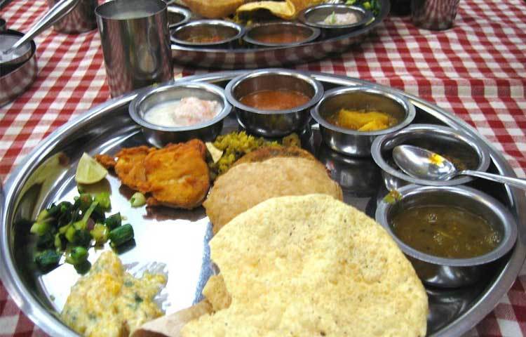 সীমালঙ্ঘন : মহারাষ্ট্রে দশমীর দিন সীমালঙ্ঘন উৎসব পালন করা হয়। আগে এই দিনে যুদ্ধ জয়ের জন্য কোনো দেশের সীমা লঙ্ঘন করা শুভ মনে করতেন রাজারা।