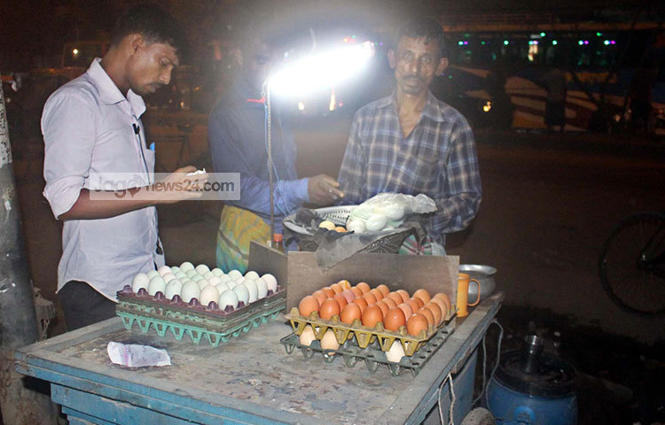 বিকেল নেমে এলে রাজধানীসহ দেশের সব শহরেই সিদ্ধ ডিম বিক্রির মেলা বসে। ছবি : বিপ্লব দিক্ষিৎ