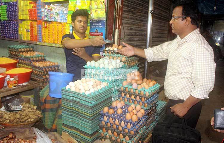 একটি মুদি দোকানে সাজানো রয়েছে ডিম। সব ধরনের ক্রেতার কাছেই ডিমের চাহিদা রয়েছে। ছবি : বিপ্লব দিক্ষিৎ
