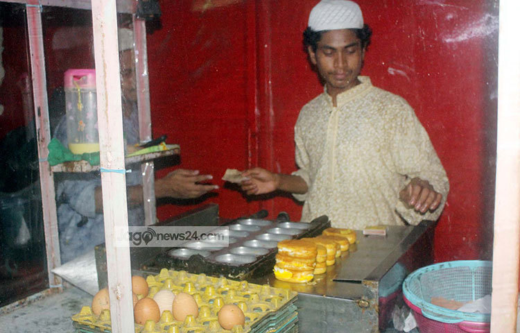 ডিম দিয়ে কেক বানানো হচ্ছে। এই কেক ঢাকা শহরের একটি জনপ্রিয় খাবার। ছবি : বিপ্লব দিক্ষিৎ