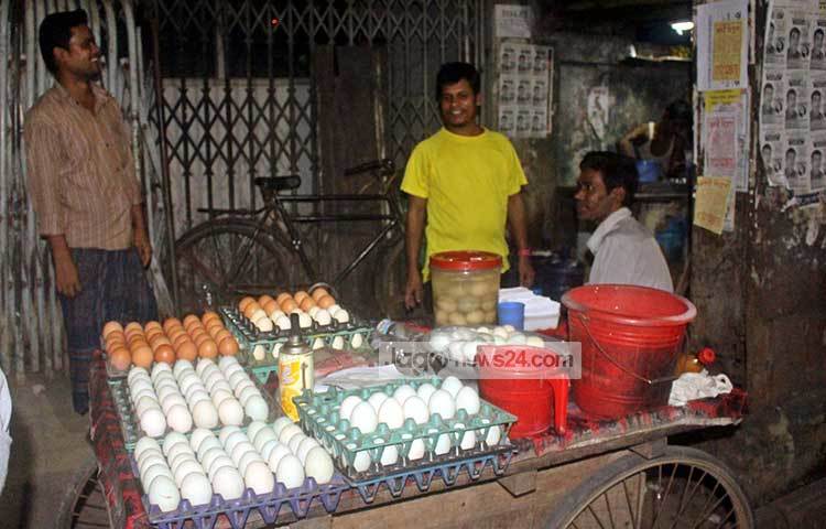 ভ্যান গাড়িতে করে সিদ্ধ ডিম বিক্রির প্রস্তুতি চলছে। ডিম প্রোটিনসমৃদ্ধ একটি খাবার। ছোট-বড় সবারই পছন্দ ডিম। ছবি : বিপ্লব দিক্ষিৎ