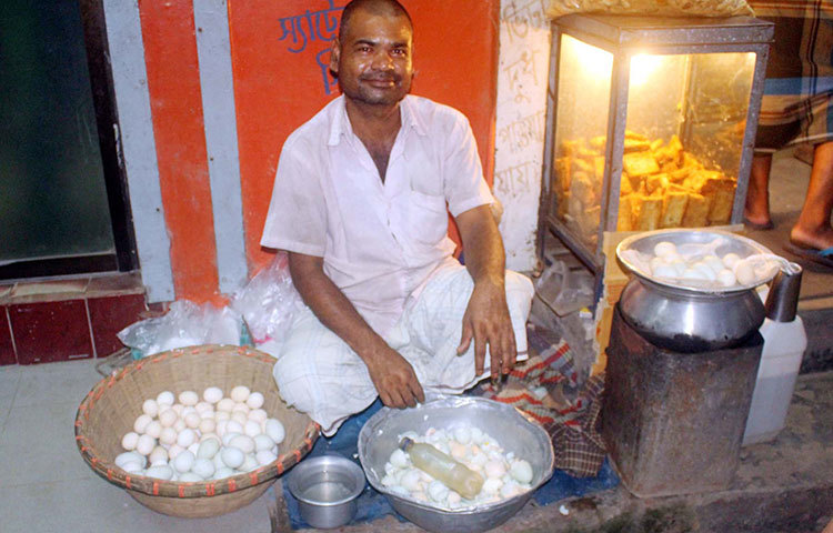 দেশের বিভিন্ন শহরে অনেক মানুষ সিদ্ধ ডিম বিক্রি করে জীবীকা নির্বাহ করেন। ছবি : বিপ্লব দিক্ষিৎ