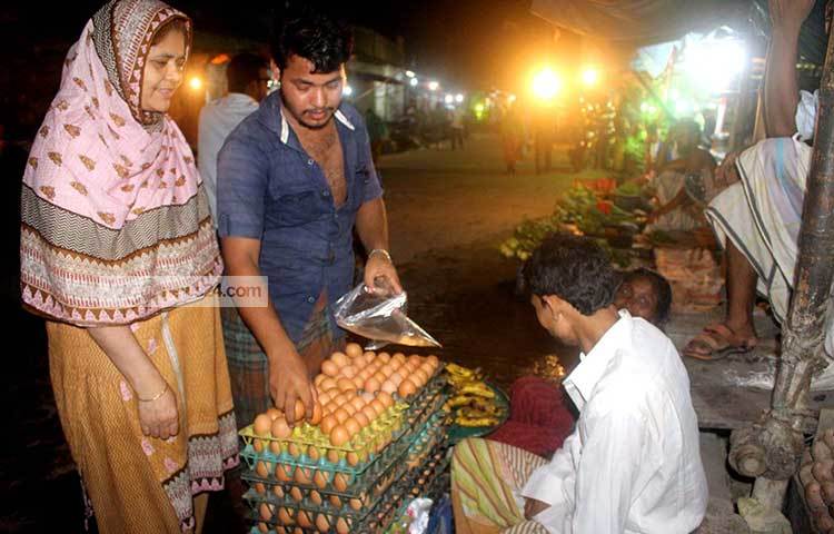 ডিম কিনছেন এক নারী। দেশের মধ্য ও নিন্ম আয়ের মানুষ ডিম দিয়ে আমিষের চাহিদা পূরণ করেন। ছবি : বিপ্লব দিক্ষিৎ