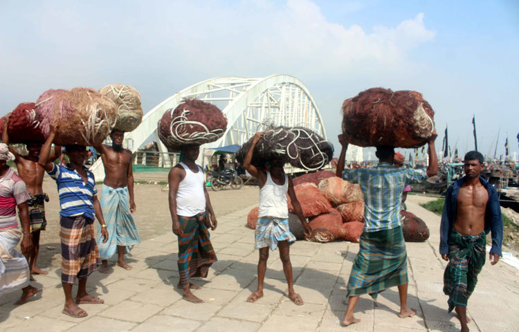 সব জাল কূলে এনে একত্র করেছে জেলেরা। এই জাল এখন রোদে শুকিয়ে মেরামত করা হবে। ছবি : বিপ্লব দিক্ষিৎ
