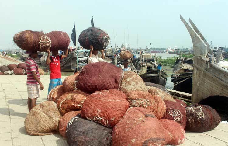 জালের স্তূপ। ঘাটে এখন আর ইলিশের ক্রেতা-বিক্রেতার হাঁকডাক নেই। ছবি : বিপ্লব দিক্ষিৎ