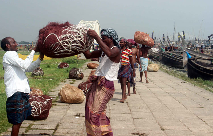 মাছ ধরা নয় জাল মেরামত ও শুকানোর কাজে ব্যস্ত জেলেরা। ছবি : বিপ্লব দিক্ষিৎ