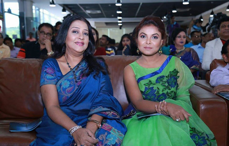 ‘বাংলাদেশ চলচ্চিত্র ফোরাম’র অনুষ্ঠানে ক্যামেরাবন্দি হয়েছেন অভিনেত্রী সুবর্ণা মুস্তাফা ও শাওন। ছবি : মাহবুব আলম