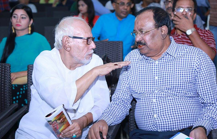 আলোচনায় মশগুল খ্যাতিমান অভিনেতা এটিএম শামসুজ্জামান ও নির্মাতা কাজী হায়াৎ। ছবি : মাহবুব আলম