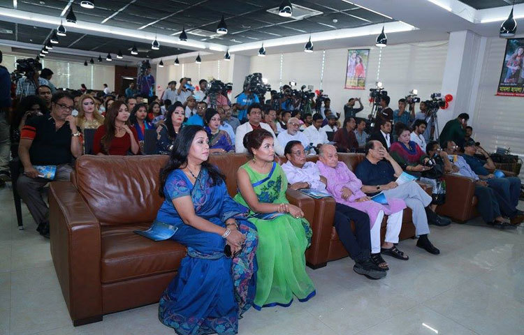 ‘বাংলাদেশ চলচ্চিত্র ফোরাম’র অনুষ্ঠানে উপস্থিত শিল্পী ও কলাকুশলীবৃন্দ। ছবি : মাহবুব আলম