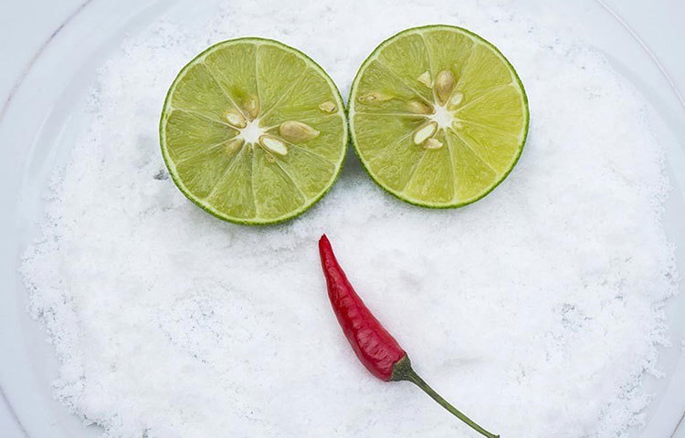 লবণ : বেশি লবণ খেলে মুখ ফোলা দেখাতে পারে। চোখের চারপাশের চামড়া খুবই পাতলা ও নরম হয়। দ্য ন্যাশনাল হার্ট লাং অ্যান্ড ব্লাড অ্যাসোসিয়েশনের তথ্য অনুযায়ী, দিনে ৫০০ মিলিগ্রামের বেশি লবণ খেলে চোখের নিচের অংশ ফুলে যেতে পারে।