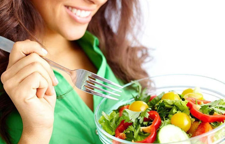 আপনি কি ডায়েটে আছেন? বাইরের খাবার একদম বন্ধ করে দিয়েছেন তো? এটা ঠিক যে বাইরের খাবার এড়িয়ে চলাই ভাল। তবে পেটে খিদে নিয়ে ডায়েট করা মোটেই উচিত নয়। এতে হিতে বিপরীত হয়।